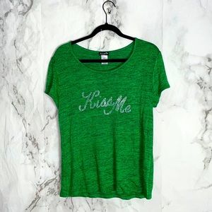 NEW Fig and blu green kiss me holiday shirt